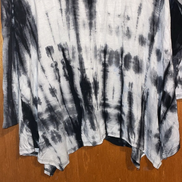 •CHA CHA VENTE•BLACK & GRAY TIE-DYE RAYON/SPANDEX COWL NECK & SHARK BITE BLOUSE - Picture 6 of 9